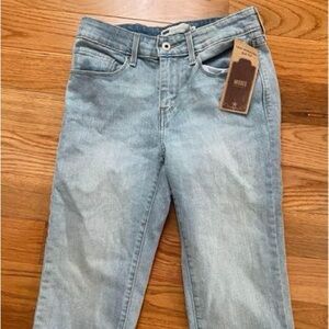 New With Tags Women’s Size 8 Petite Levi’s Crop Pants